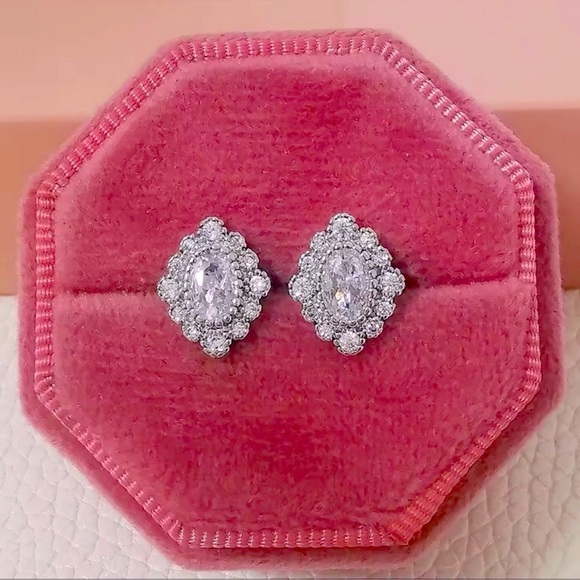 New Elegant Silver Zircon Stud Earrings - Picture 3 of 3